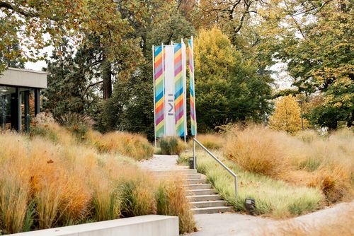 Flaggen im JKU Regenbogendesign vorm Unicenter