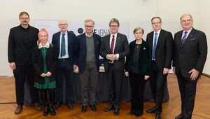von links: Florian Krammer (MedUni Wien), Doris Wilflingseder (Vetmeduni),Otto Doblhoff- Dier (Vizerektor Vetmeduni), Markus Müller (Rektor MedUni Wien), Bundesminister Martin Polaschek, Andrea Kurz (Rektorin MedUni Graz), Stefan Koch (Rektor JKU Linz), Wolfgang Fleischhacker (Rektor MedUni Innsbruck); Credit: MedUni Wien/APA/Schedl