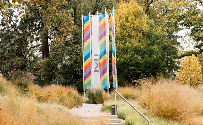 JKU Regenbogen vorm Uni Center