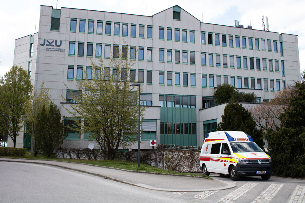 Rotkreuz Dienststelle hinter dem Managementzentrum am JKU Campus